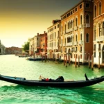 Gôndola solitária no Grande Canal de Veneza ao pôr do sol.