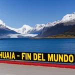 Placa clássica do Fim do Mundo em Ushuaia com montanhas ao fundo.