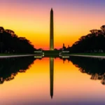 Monumento a Washington refletido no espelho d'água ao pôr do sol.