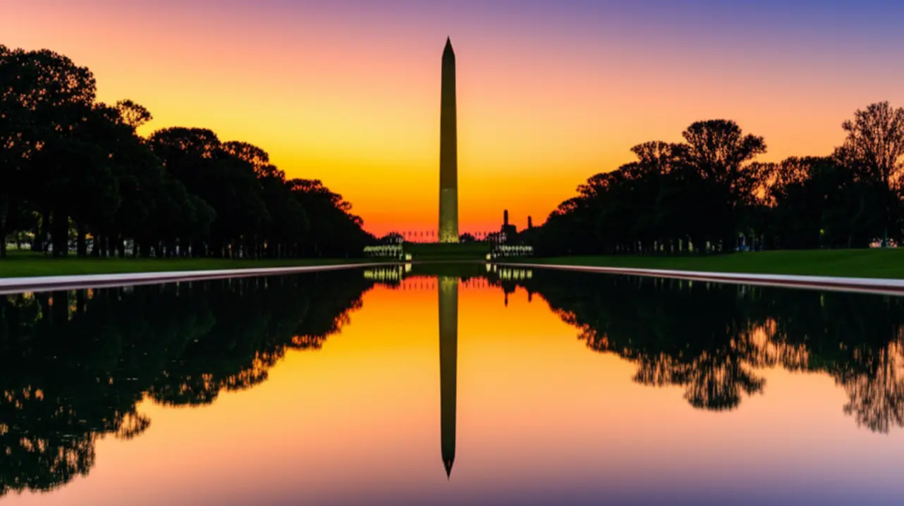 Monumento a Washington refletido no espelho d'água ao pôr do sol.