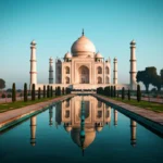 O icônico Taj Mahal em mármore branco refletido no espelho d'água ao amanhecer em Agra.