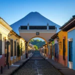Arco de Santa Catalina com o Vulcão de Água ao fundo em Antigua Guatemala.