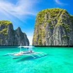Paisagem paradisíaca de El Nido, Filipinas, com falésias e mar cristalino.