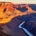 Vista panorâmica do Grand Canyon durante o pôr do sol com cores vibrantes.