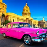 Carro clássico rosa dos anos 50 estacionado em frente ao Capitólio de Havana.