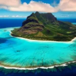 Vista aérea da montanha Le Morne Brabant e do mar cristalino da Ilha Maurício.