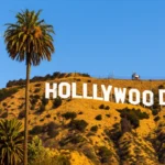 Letreiro de Hollywood em Los Angeles sob o sol.