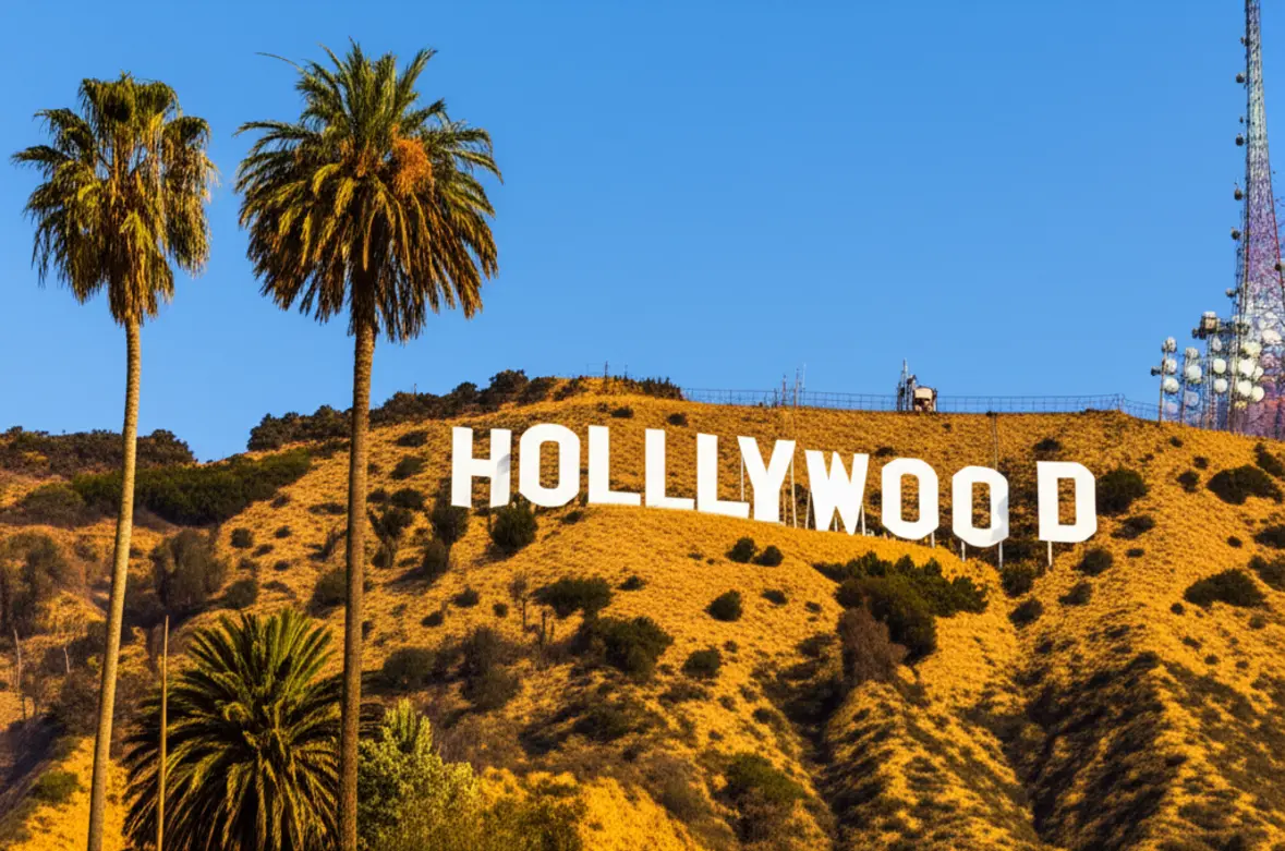 Letreiro de Hollywood em Los Angeles sob o sol.