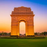 O Portão da Índia em Nova Déli sob a luz dourada do entardecer.