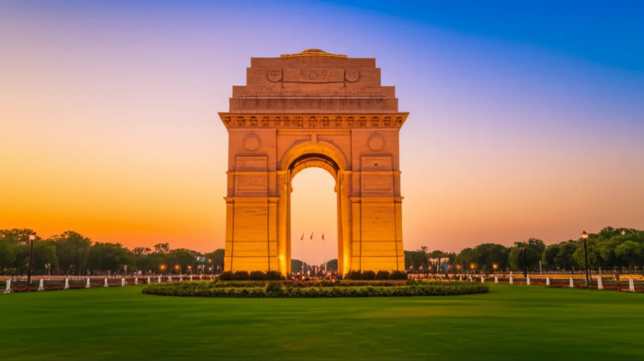 O Portão da Índia em Nova Déli sob a luz dourada do entardecer.