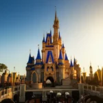 O Castelo da Cinderela no Magic Kingdom sob uma luz mágica de nascer do sol.