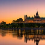 Vista panorâmica da cidade de Ottawa com o Rio Ottawa e o Parliament Hill ao pôr do sol.