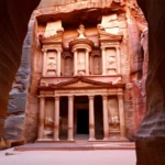 Fachada do Tesouro em Petra vista através do desfiladeiro do Siq.