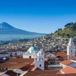 Vista panorâmica da cidade de Quito com o vulcão Pichincha e a Virgem de El Panecillo.
