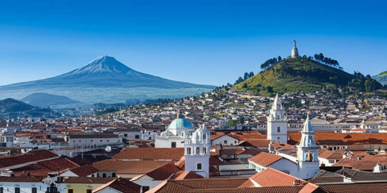 Vista panorâmica da cidade de Quito com o vulcão Pichincha e a Virgem de El Panecillo.