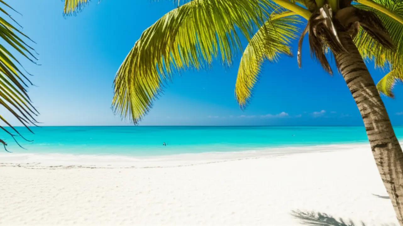 Vista aérea de uma praia paradisíaca na Riviera Maya com águas azul-turquesa.