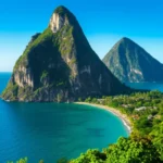 Vista panorâmica das montanhas Pitons e o mar azul de Santa Lúcia.