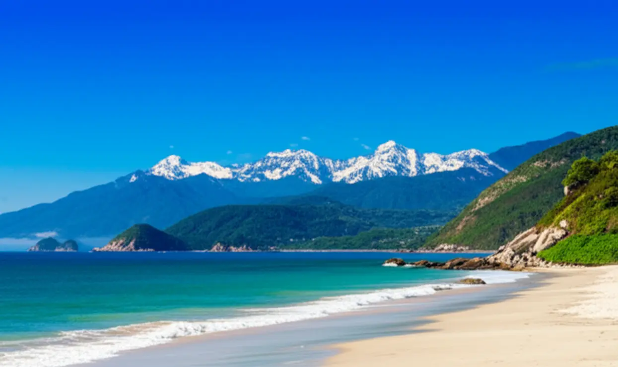 Paisagem paradisíaca de Santa Marta com mar e montanhas ao fundo.