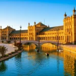 Vista majestosa da Plaza de España em Sevilha durante o pôr do sol.