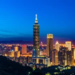 Vista icônica de Taipé destacando o prédio Taipei 101 entre montanhas.