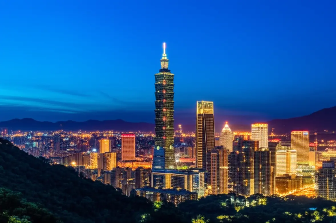 Vista icônica de Taipé destacando o prédio Taipei 101 entre montanhas.