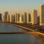 Vista panorâmica da Baía de Luanda e da Marginal ao entardecer.