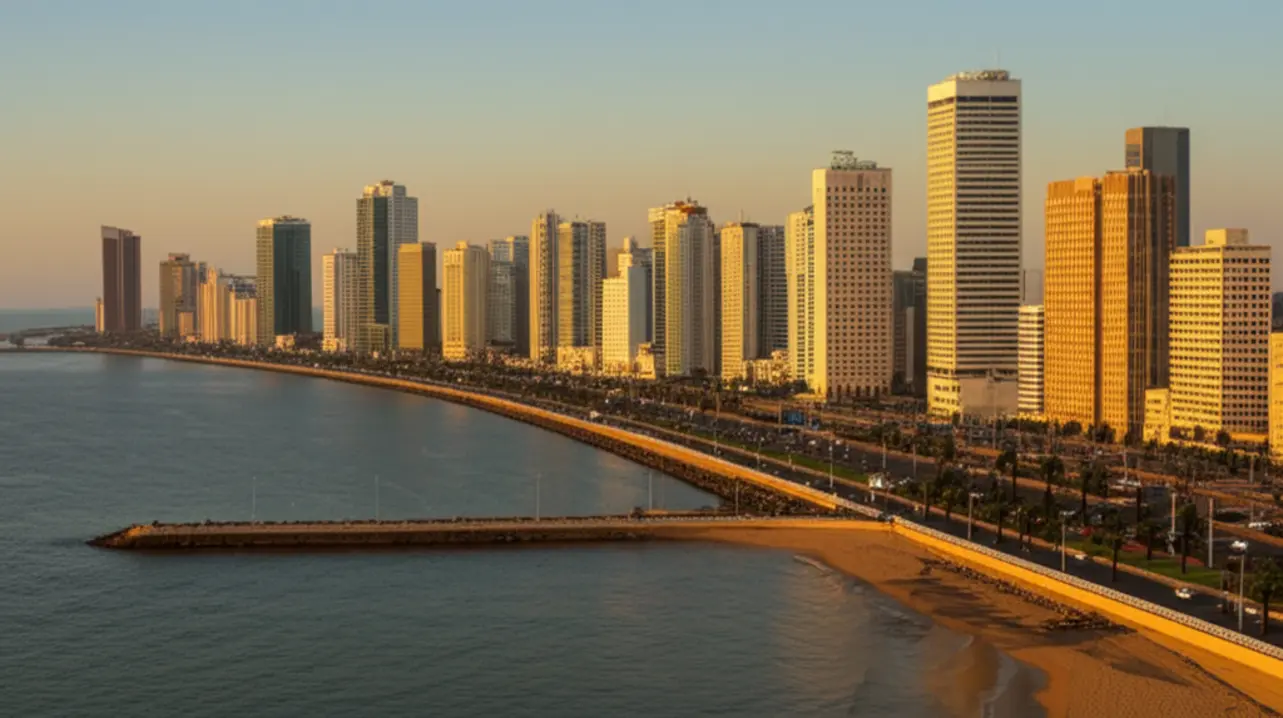 Vista panorâmica da Baía de Luanda e da Marginal ao entardecer.