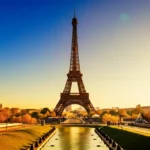 Torre Eiffel em Paris durante o pôr do sol vista do Trocadéro.