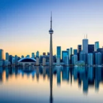 Skyline de Toronto com a CN Tower em destaque durante o pôr do sol dourado.