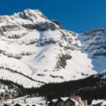 Vista panorâmica das montanhas nevadas e do vilarejo de Whistler, Canadá.