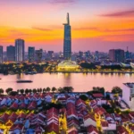 Panorama urbano de Ho Chi Minh City com a Torre Bitexco ao pôr do sol.
