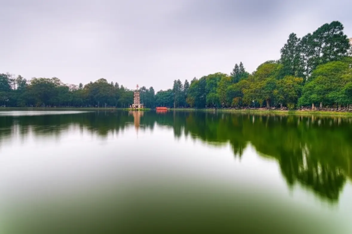 Vista aérea do Lago Hoan Kiem em Hanói durante o outono.