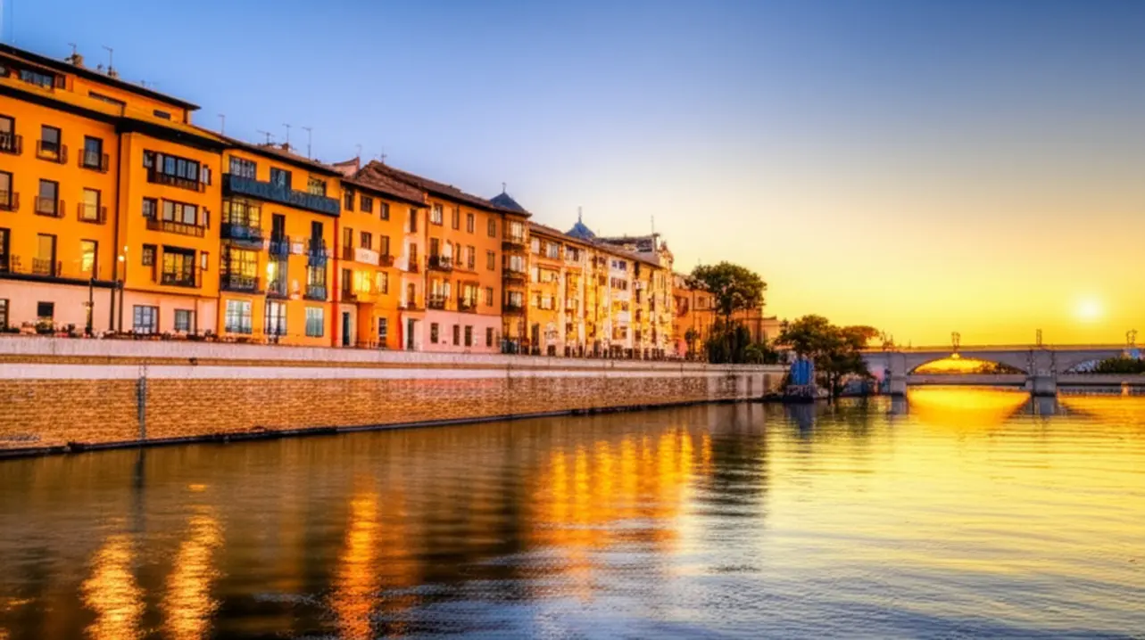 Vista panorâmica do bairro de Triana e o Rio Guadalquivir ao pôr do sol.
