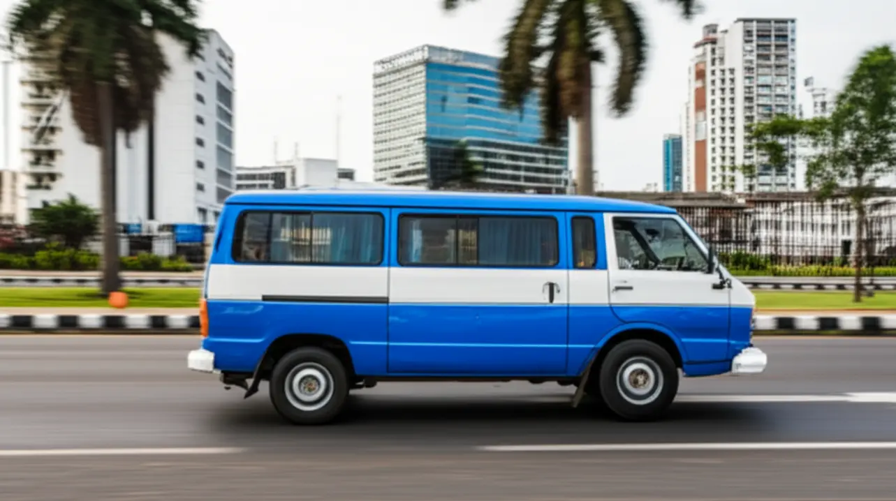 Um candongueiro azul e branco circulando por uma avenida moderna de Luanda.