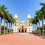 Vista panorâmica da Catedral de San Lorenzo e Plaza 24 de Septiembre em Santa Cruz de la Sierra.