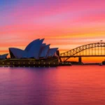 Opera House e Harbour Bridge em Sydney durante o pôr do sol.