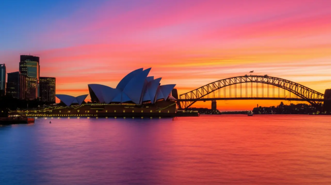 Opera House e Harbour Bridge em Sydney durante o pôr do sol.