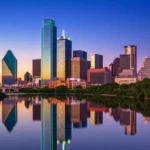 Skyline de Dallas ao entardecer com a Reunion Tower em destaque.