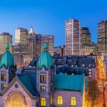 Vista icônica de Montreal com a Basílica de Notre-Dame em destaque.