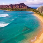 Vista panorâmica aérea de Waikiki Beach em Honolulu com o vulcão Diamond Head ao fundo.
