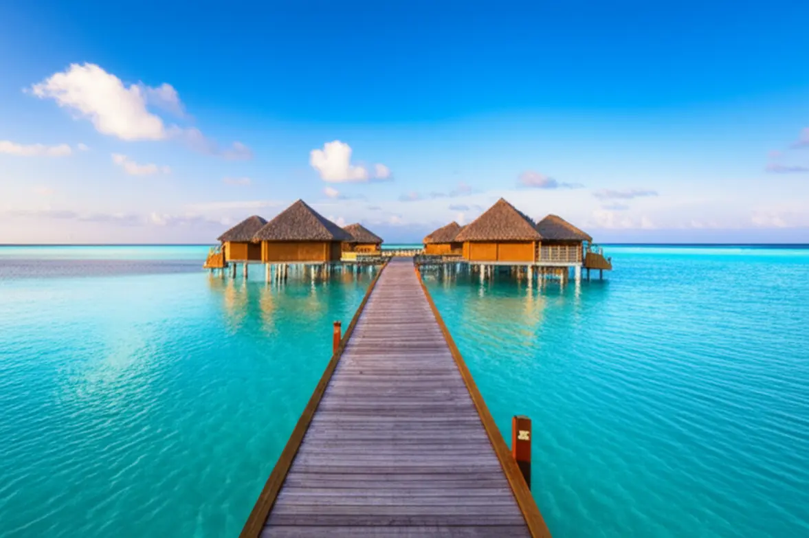 Bangalôs sobre as águas em um resort de luxo em Bora Bora.