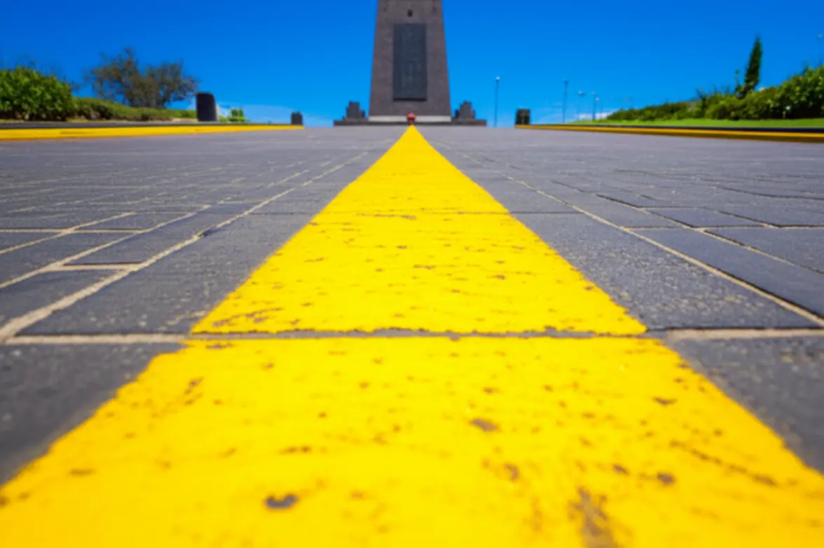 Linha amarela demarcando a divisão dos hemisférios no monumento Mitad del Mundo em Quito.