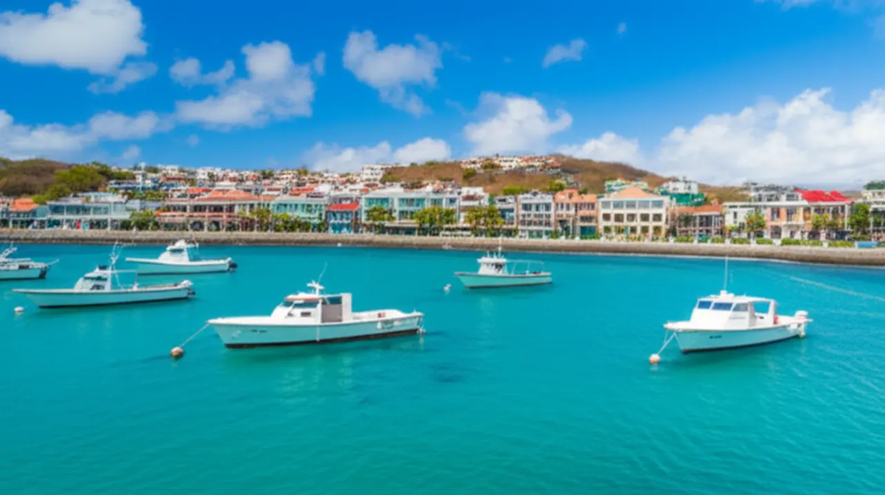 Porto de Puerto Ayora com barcos de passeio em Santa Cruz.