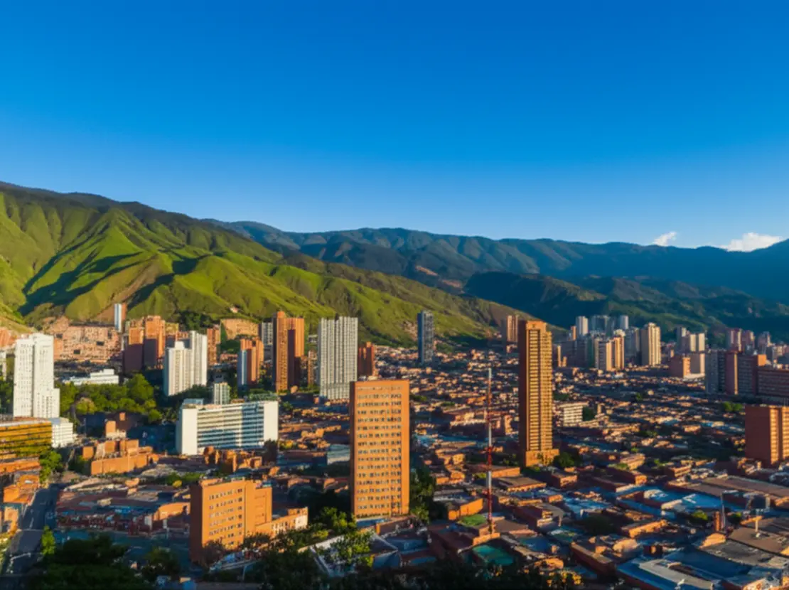 Vista panorâmica da cidade de Medellín, Colômbia, entre montanhas ao entardecer.