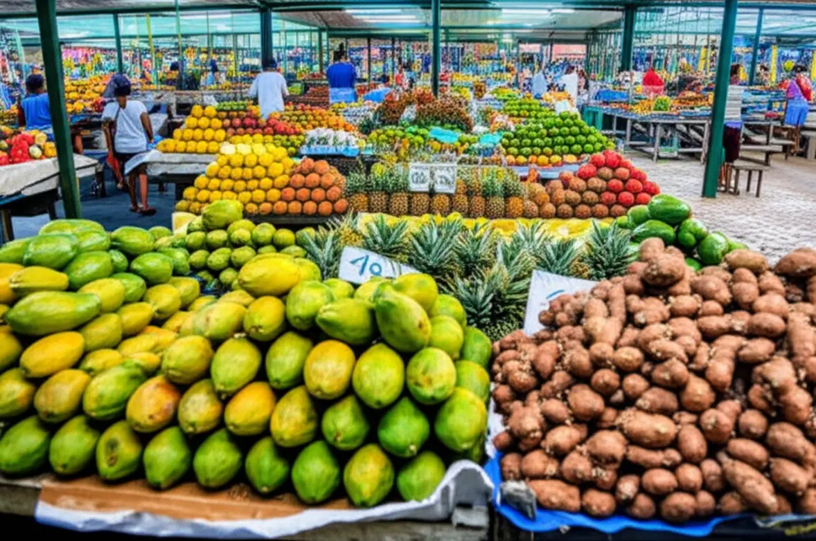 Bancas coloridas de frutas tropicais no vibrante Mercado Municipal de Nadi.