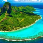 Vista aérea da ilha de Moorea mostrando seu formato de coração e recifes.