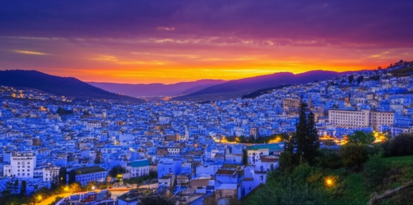 Vista aérea da cidade de Chefchaouen iluminada durante o pôr do sol vista da colina.
