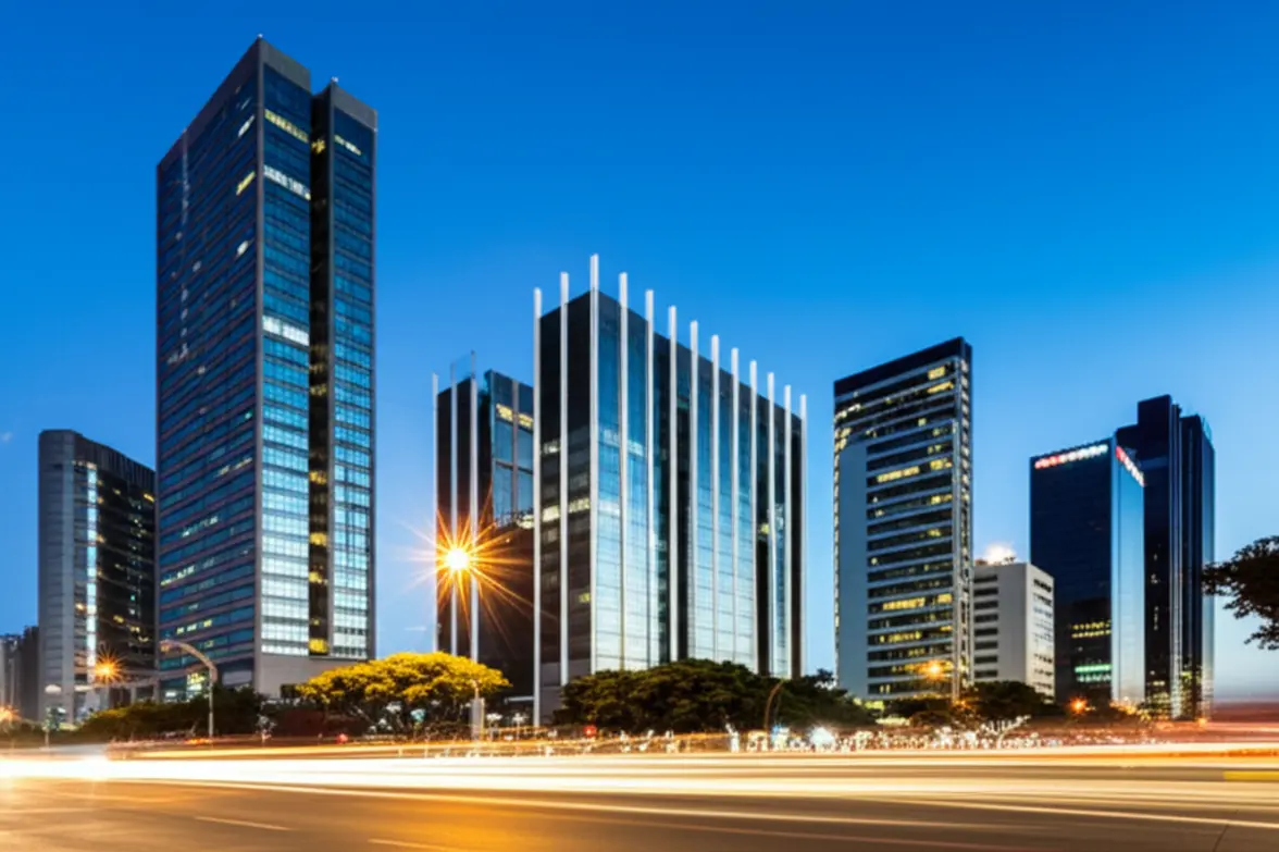 Vista noturna dos arranha-céus modernos no bairro Villa Morra em Assunção.