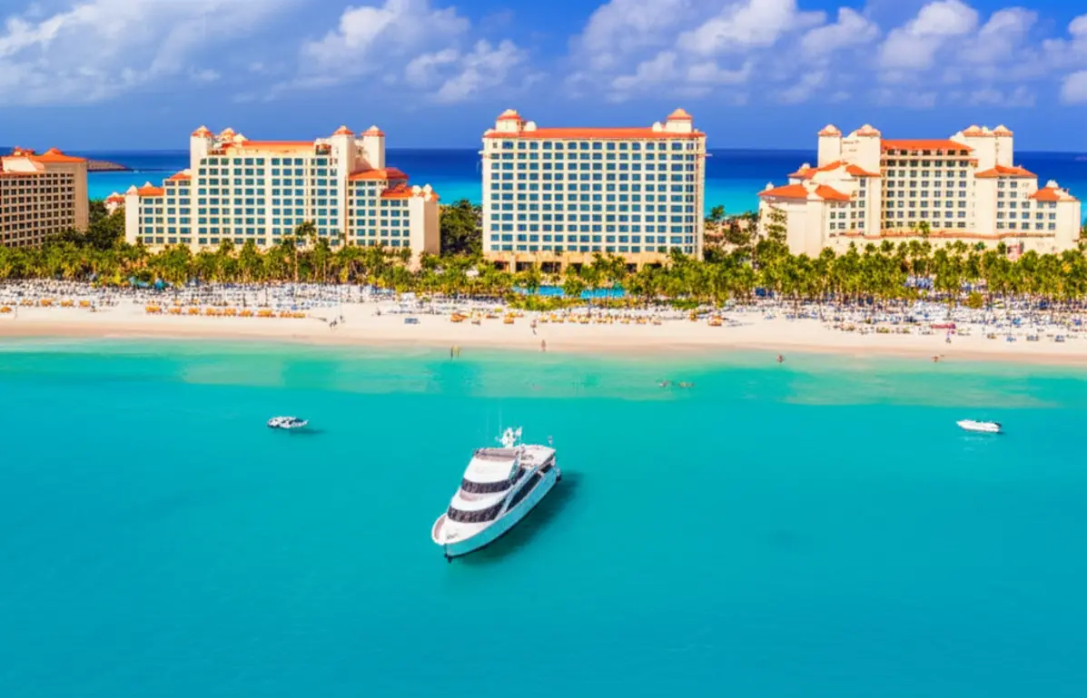 Vista aérea da orla de Palm Beach com grandes resorts e águas transparentes.