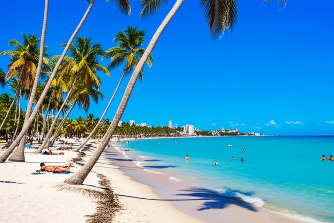 Vista da praia de Spratt Bight em North End, San Andrés, com águas cristalinas.
